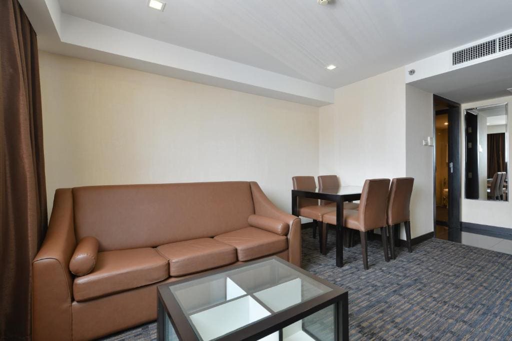 Family Room room - Image 3