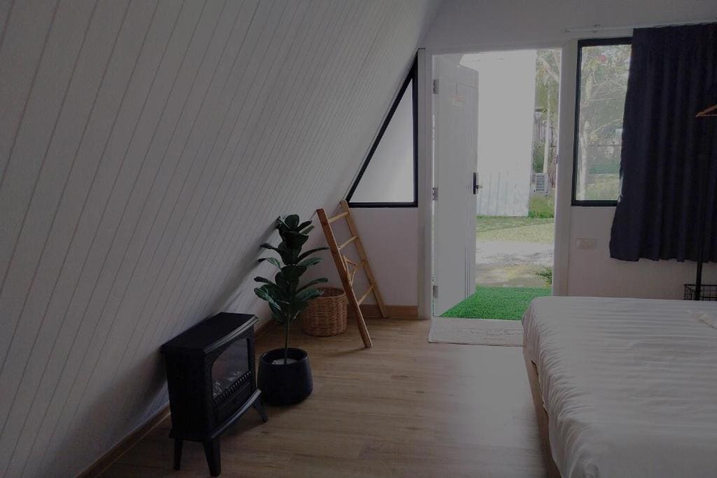 Bungalow room - Image 2