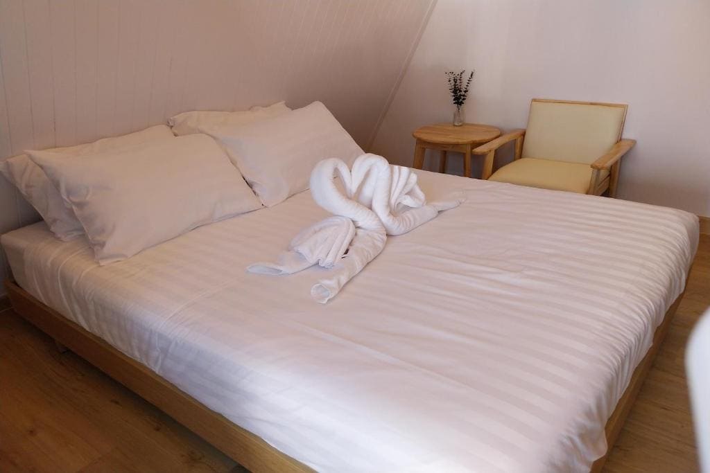 Bungalow room - Image 3