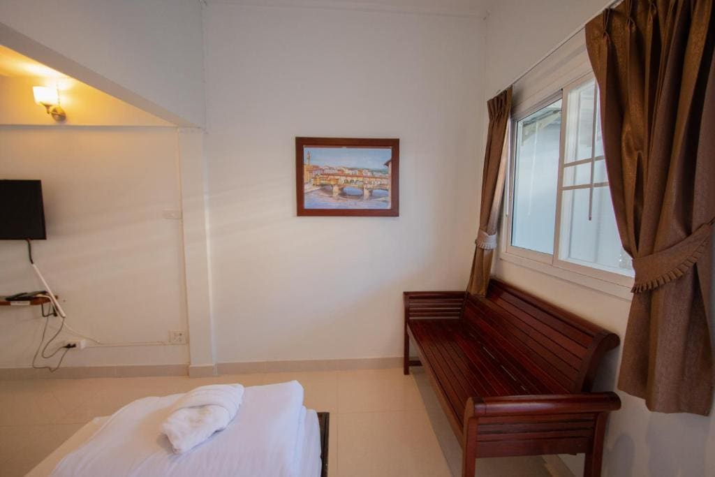 Family Room room - Image 3