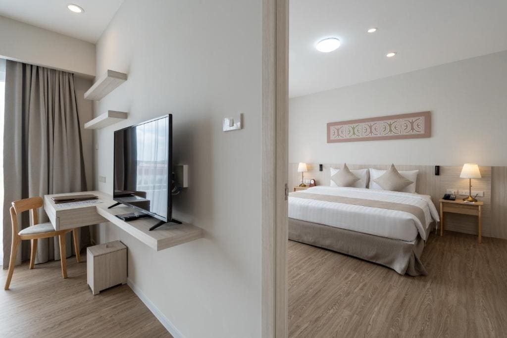 One-Bedroom Suite room - Image 2