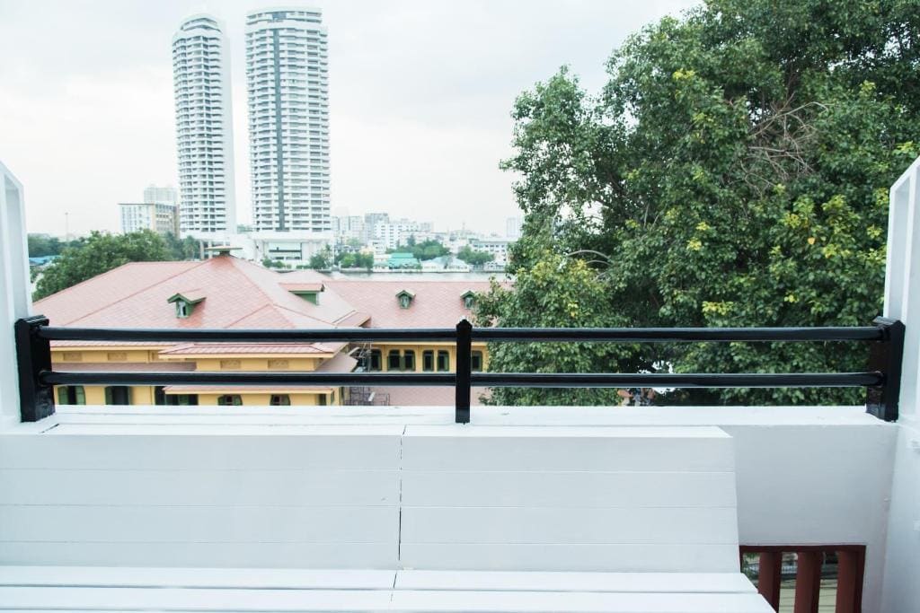 Family Room with Balcony room - Image 2