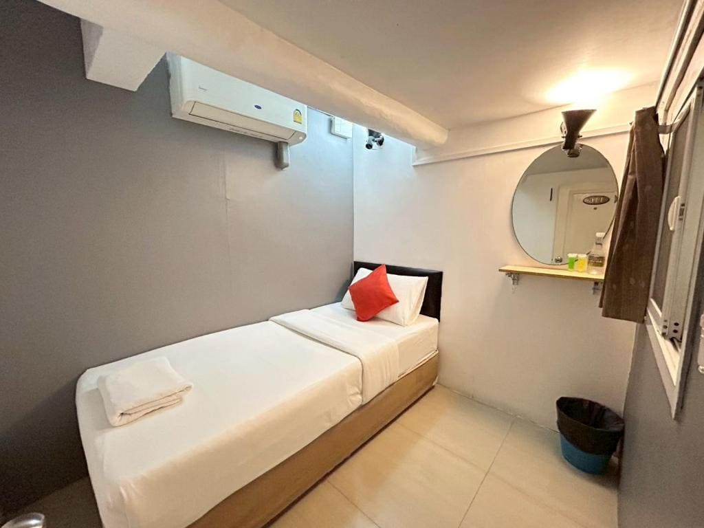 Single Room with Shared Bathroom room - Image 3