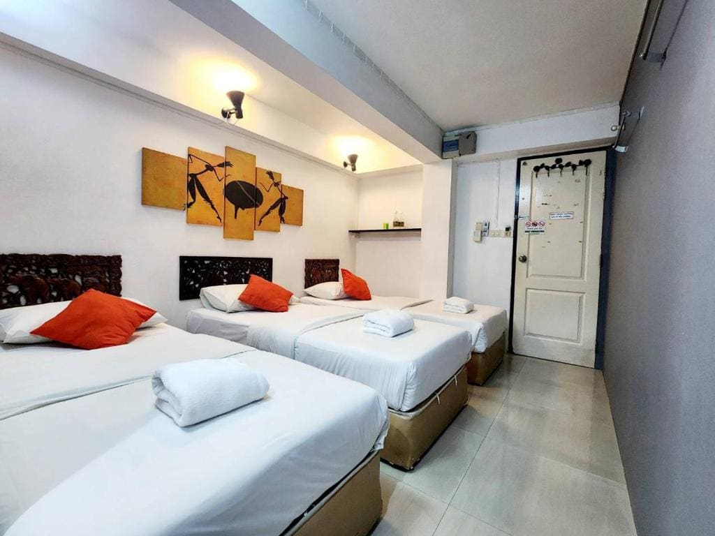 Single Room with Shared Bathroom room - Image 2