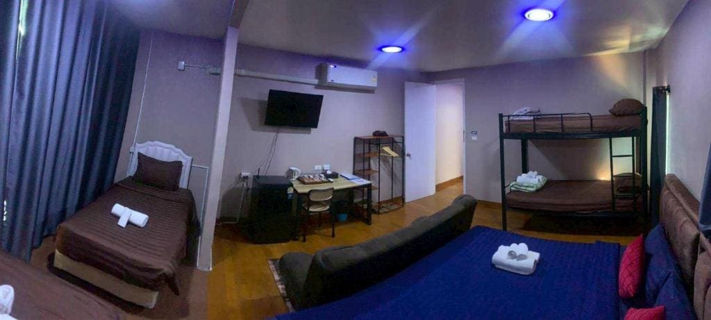Deluxe Family Room room - Image 1