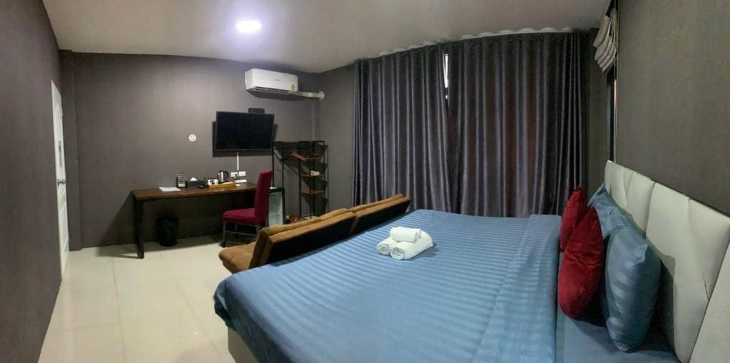 Deluxe King Room room - Image 2