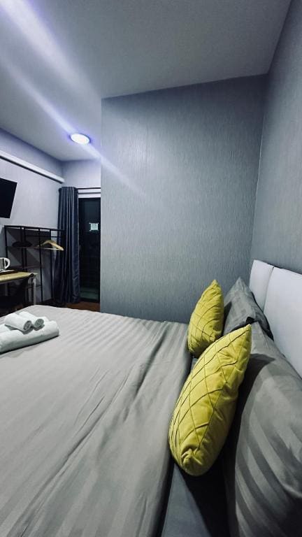 Deluxe Queen Room room - Image 2
