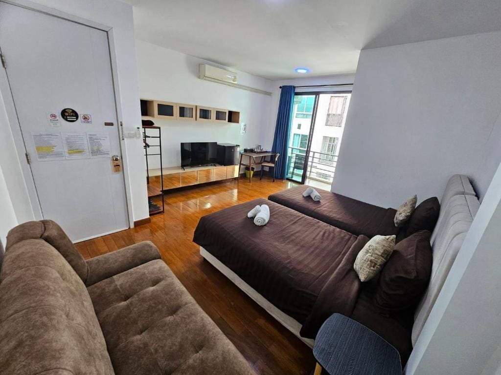 Twin Room with Balcony room - Image 1