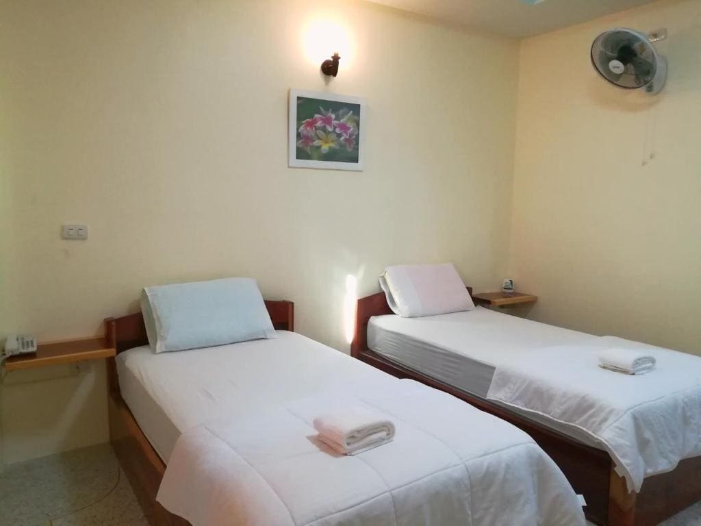 Standard Twin Room room - Image 3