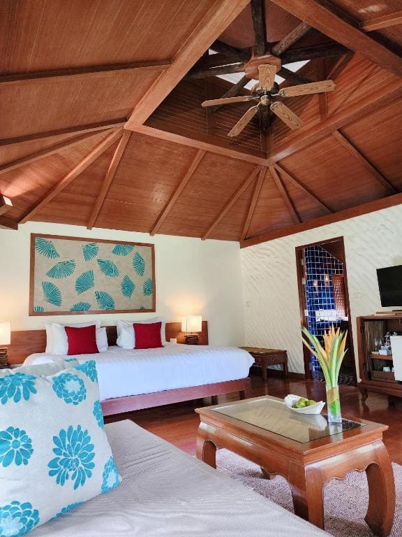 Premium Deluxe Cabana King room - Image 2