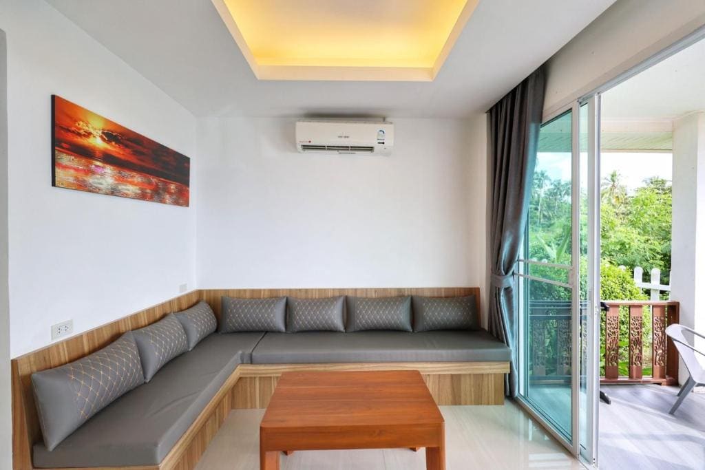 Deluxe Double Room with Beachfront and Poolside view room - Image 3