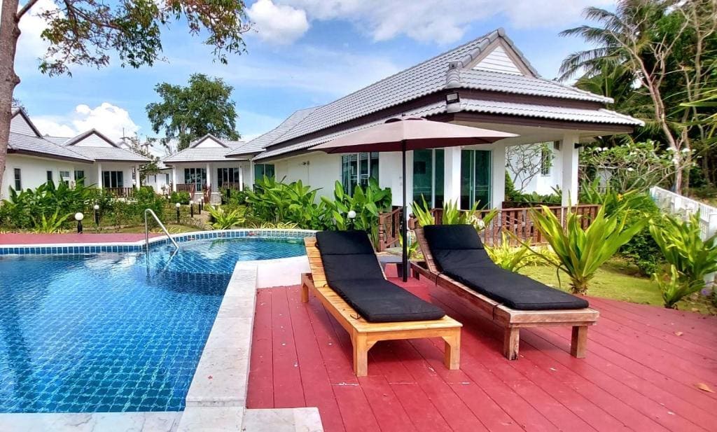 Deluxe Double Room with Beachfront and Poolside view room - Image 1