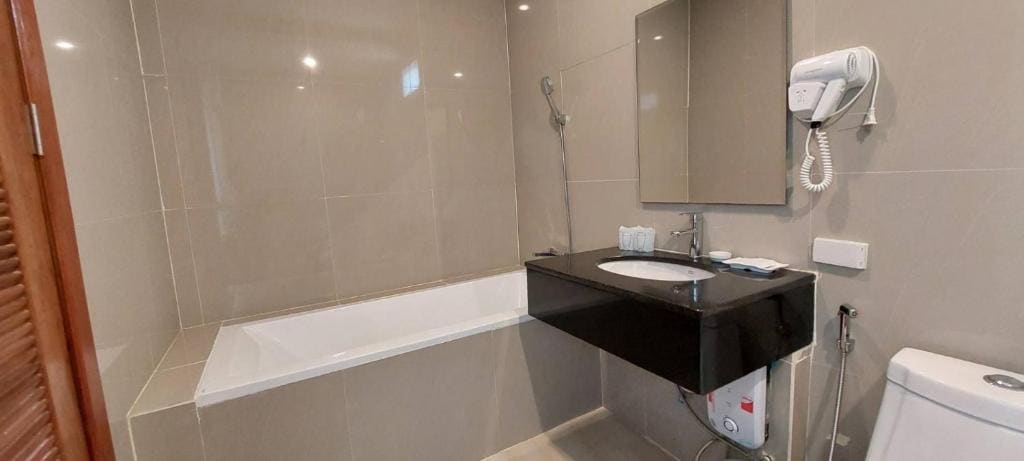 Deluxe Double Room with Beachfront and Poolside view room - Image 2