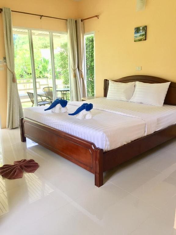 Deluxe King Room room - Image 2