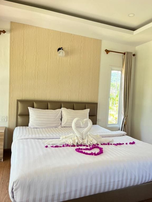 Deluxe Queen Room room - Image 2