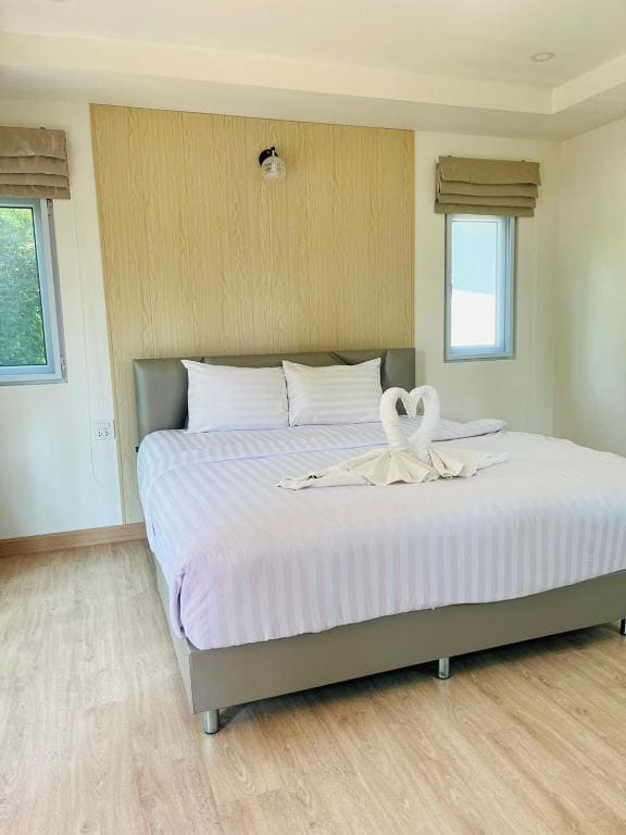Deluxe Queen Room room - Image 1