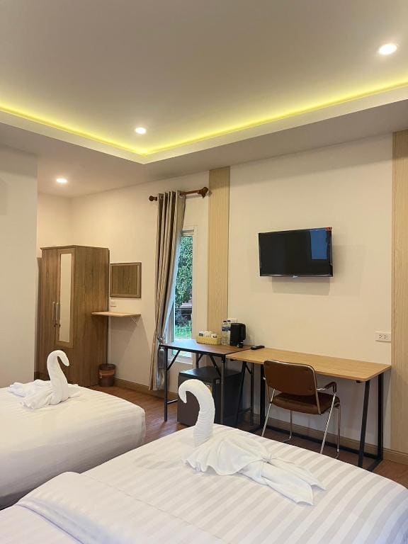 Deluxe Twin Room room - Image 2