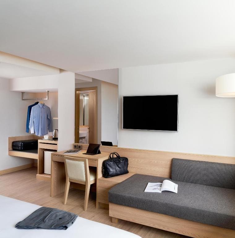 Deluxe King Room - Weekly Rate room - Image 2
