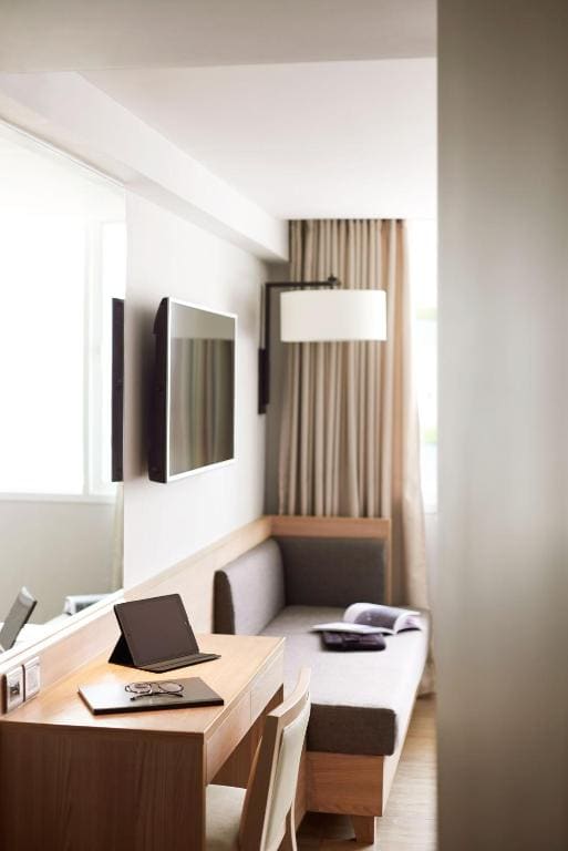 Deluxe King Room - Weekly Rate room - Image 3