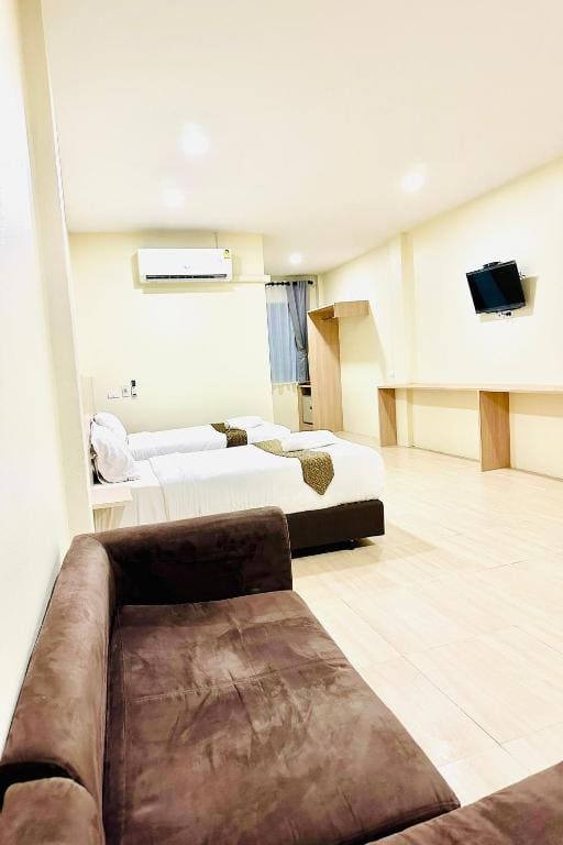 Deluxe Twin Room room - Image 2