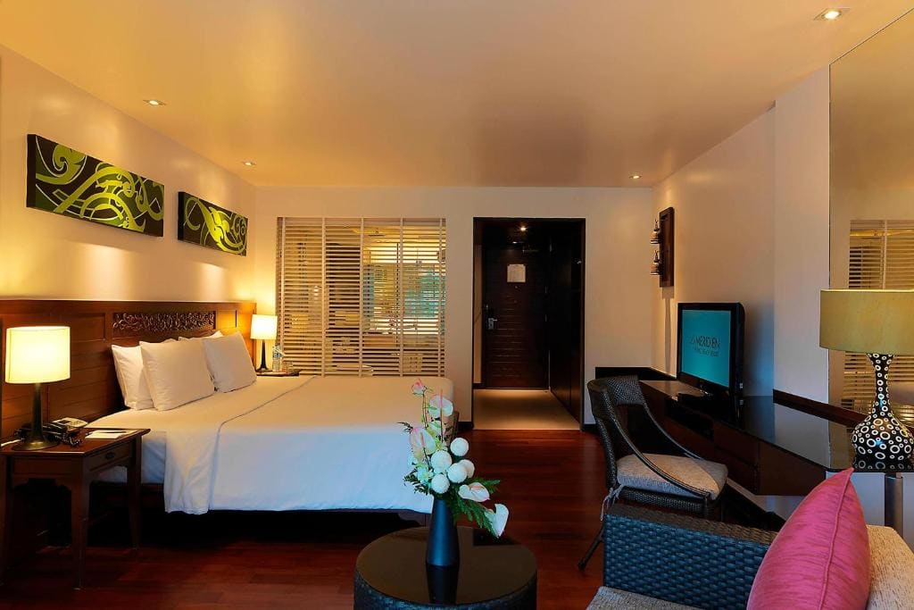 Deluxe Pool View, Guest room, 1 King, Balcony room - Image 1