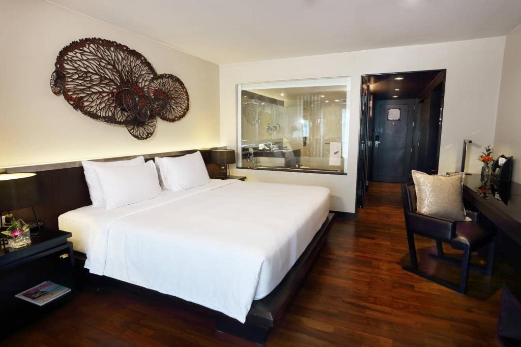 Junior Suite, 1 King, Ocean view, Balcony room - Image 1