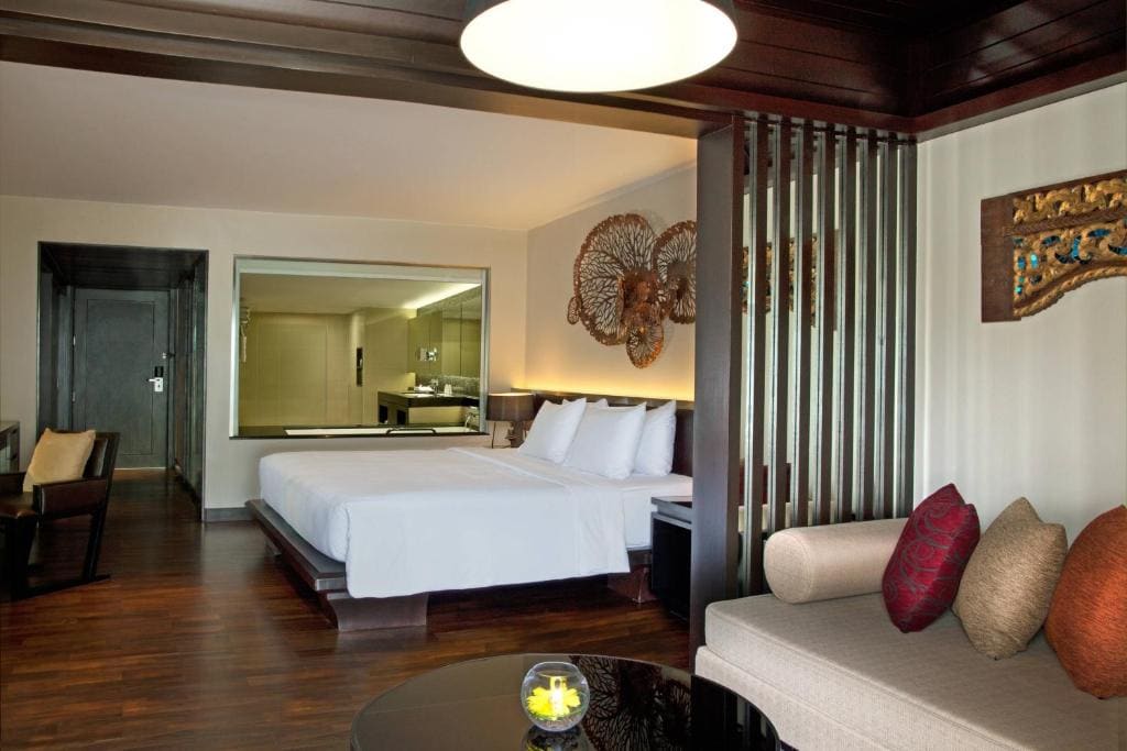 Junior Suite, 1 King, Ocean view, Balcony room - Image 2