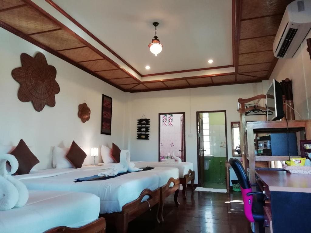 Deluxe Family Room room - Image 2
