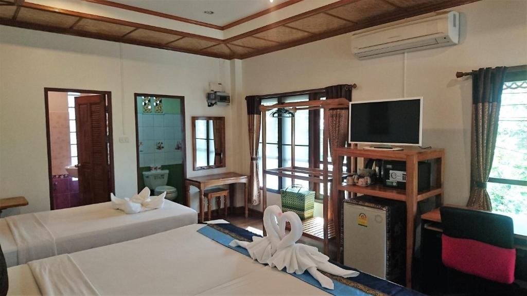 Deluxe Family Room room - Image 3