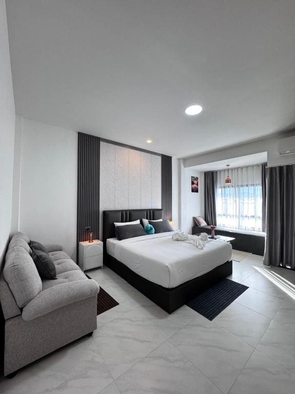 Superior King Room with Balcony room - Image 2