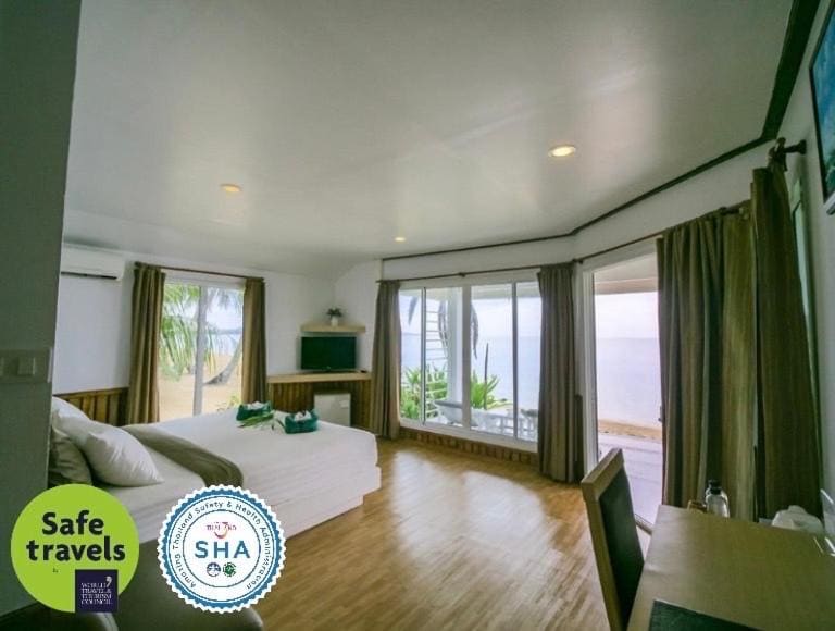 Beachfront Villa room - Image 2