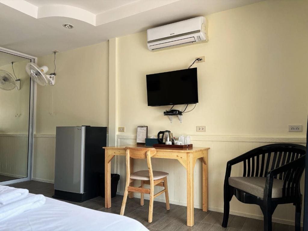 Double Room with Pool View room - Image 3