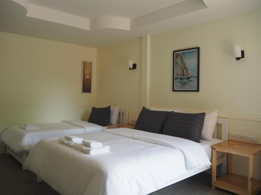 Triple Room with Pool View room - Image 2