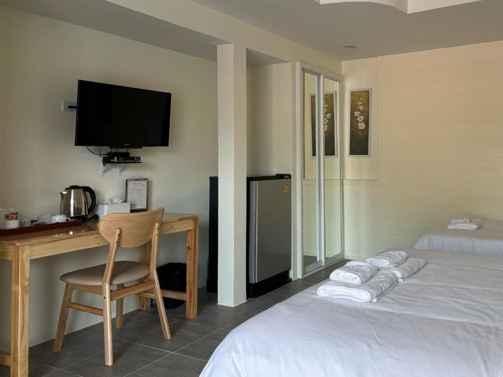 Triple Room with Pool View room - Image 1
