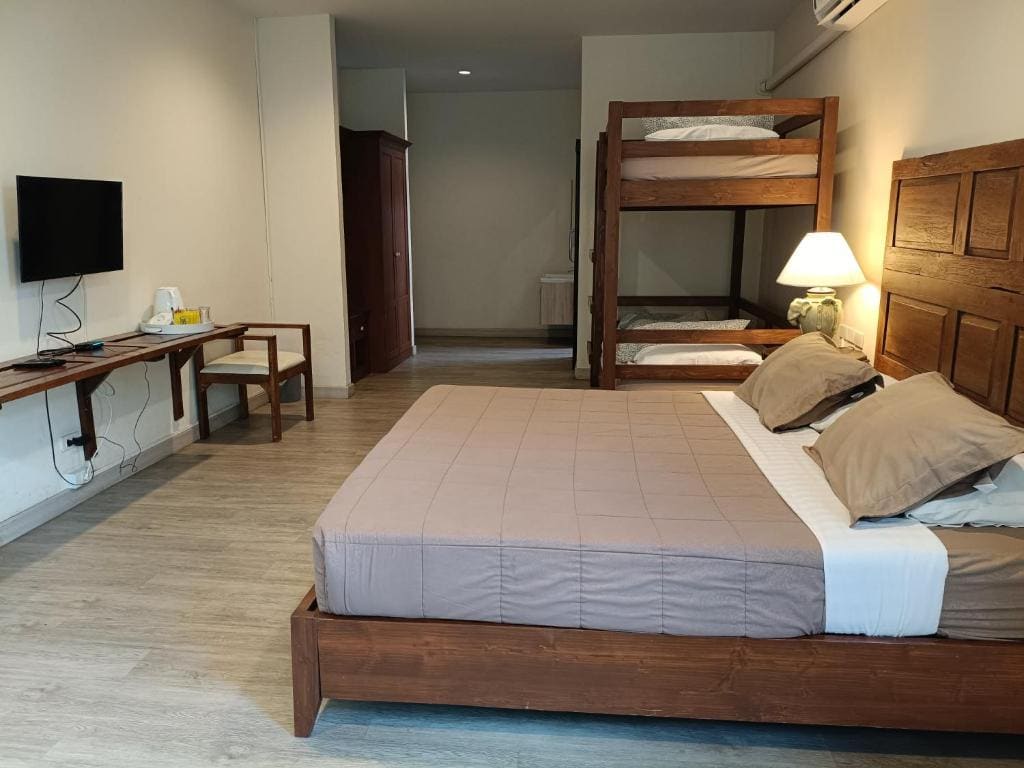 Deluxe Family Room room - Image 2