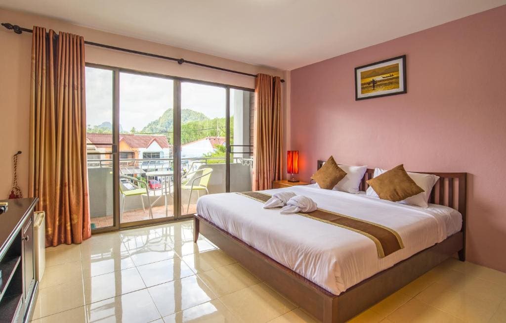 Queen Room with Balcony room - Image 3