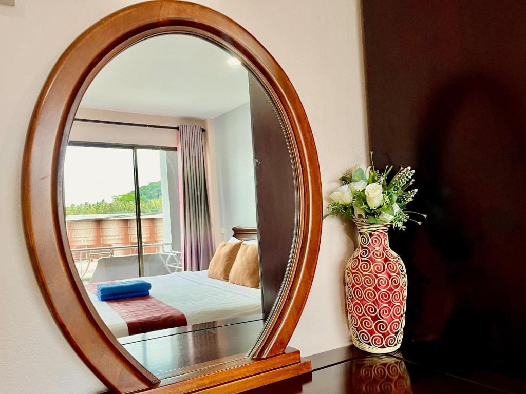 Queen Room with Balcony room - Image 2