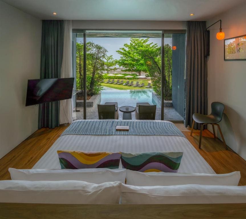 Deluxe Pool Access Sea View room - Image 3