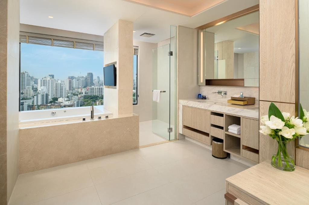 Superior Plus King Room room - Image 3