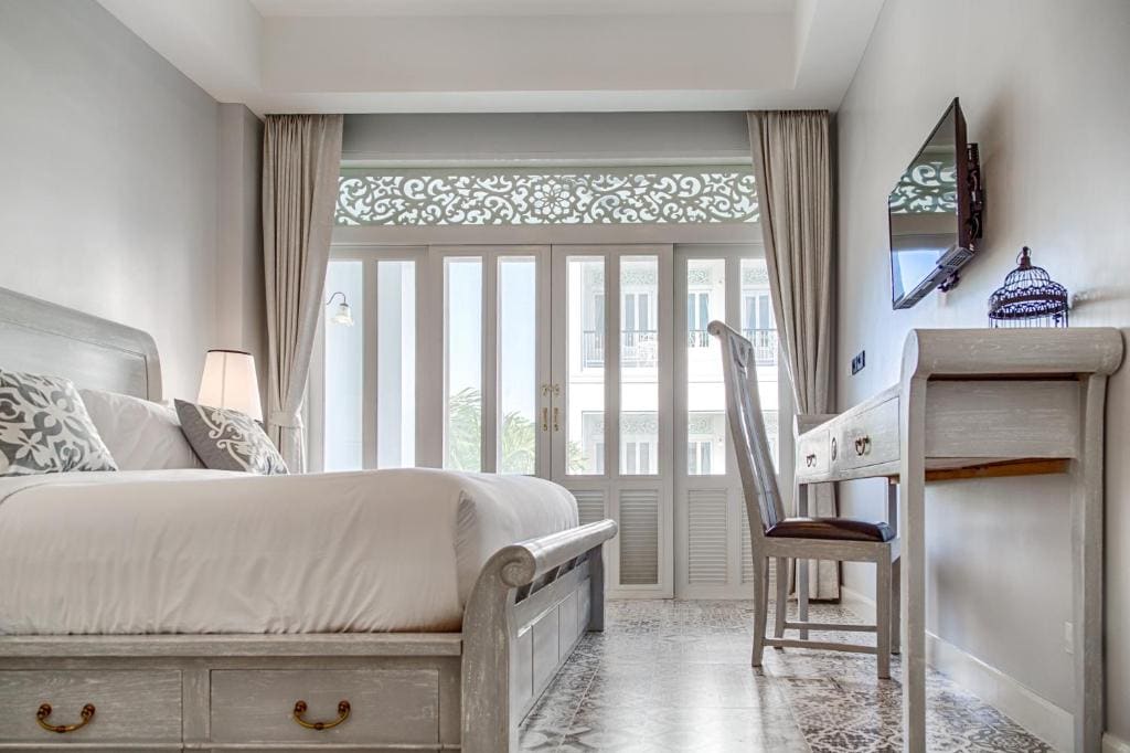 Grand Deluxe Double Bed with Pool View room - Image 1