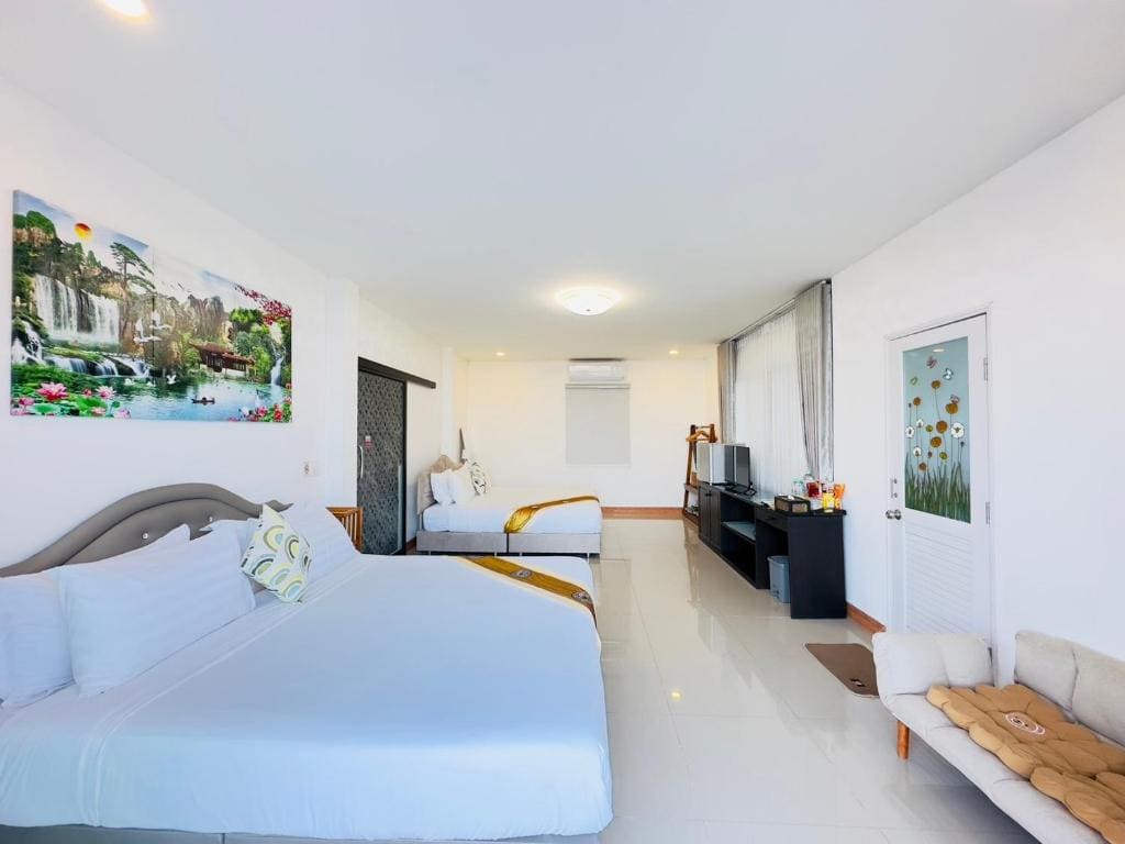 Superior Quadruple Room room - Image 2