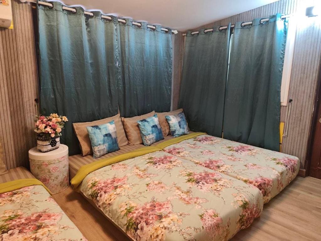 Deluxe King Room room - Image 2