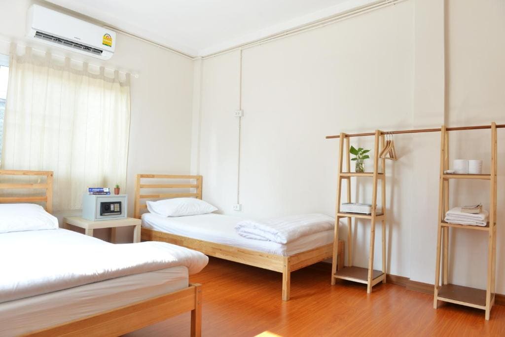 Family Room with Private Bathroom room - Image 3