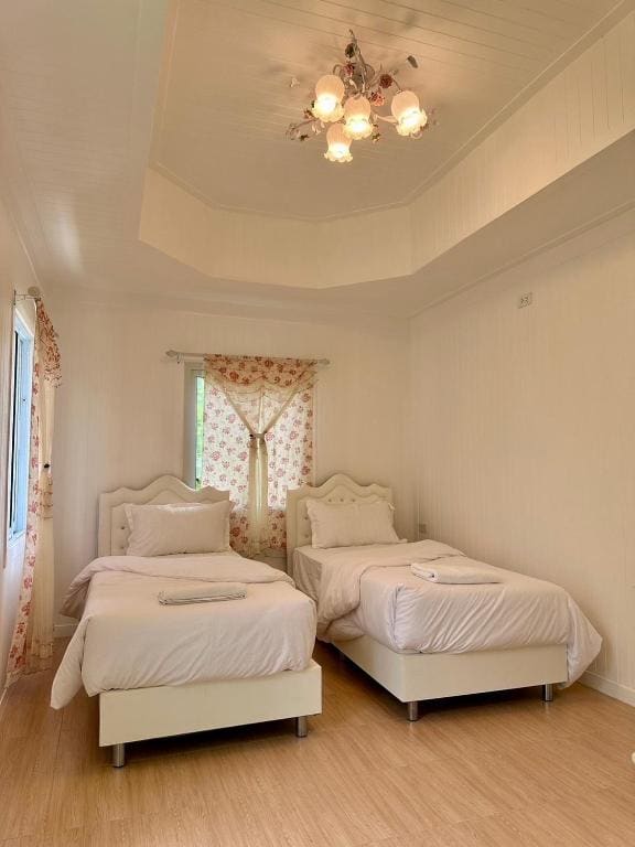 Standard Family Room room - Image 2