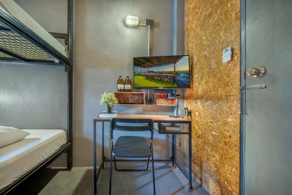 Bunk Bed in Mixed Dormitory Room room - Image 2
