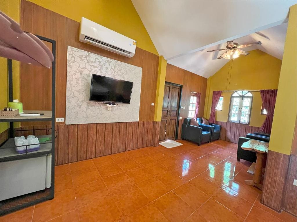 Family Room room - Image 2