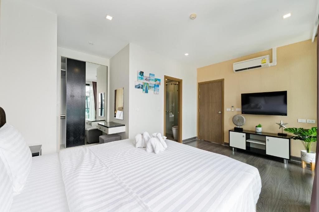 2 Bedroom Suite with Pool View room - Image 1