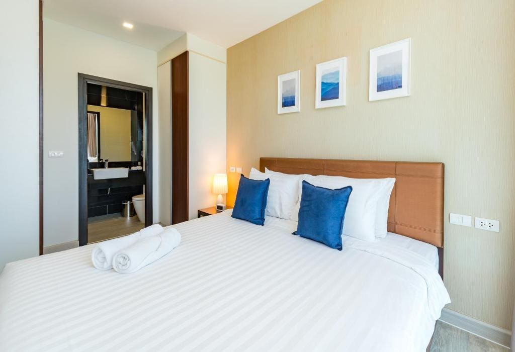 Deluxe Queen with Pool View room - Image 3