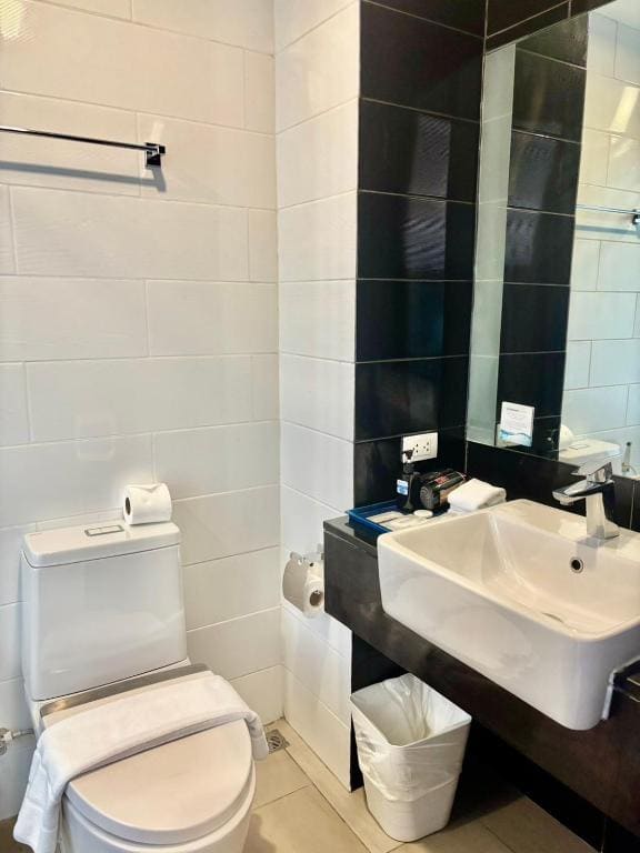Superior Triple with Pool View room - Image 3