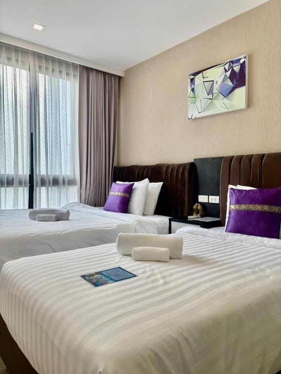 Superior Triple with Pool View room - Image 1